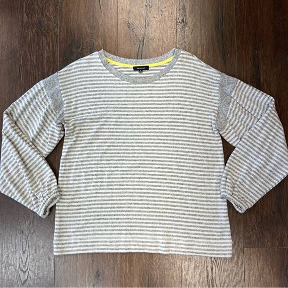 Verve’ ami gray and white striped, super soft top SZ MED - Picture 1 of 4